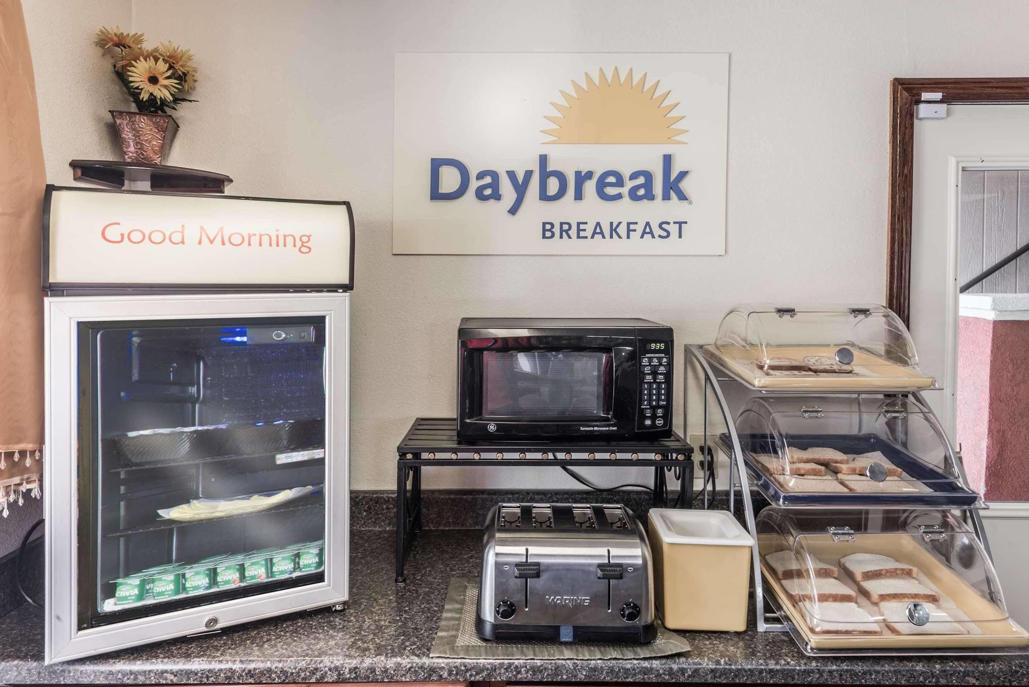 Days Inn By Wyndham Bloomington Luaran gambar