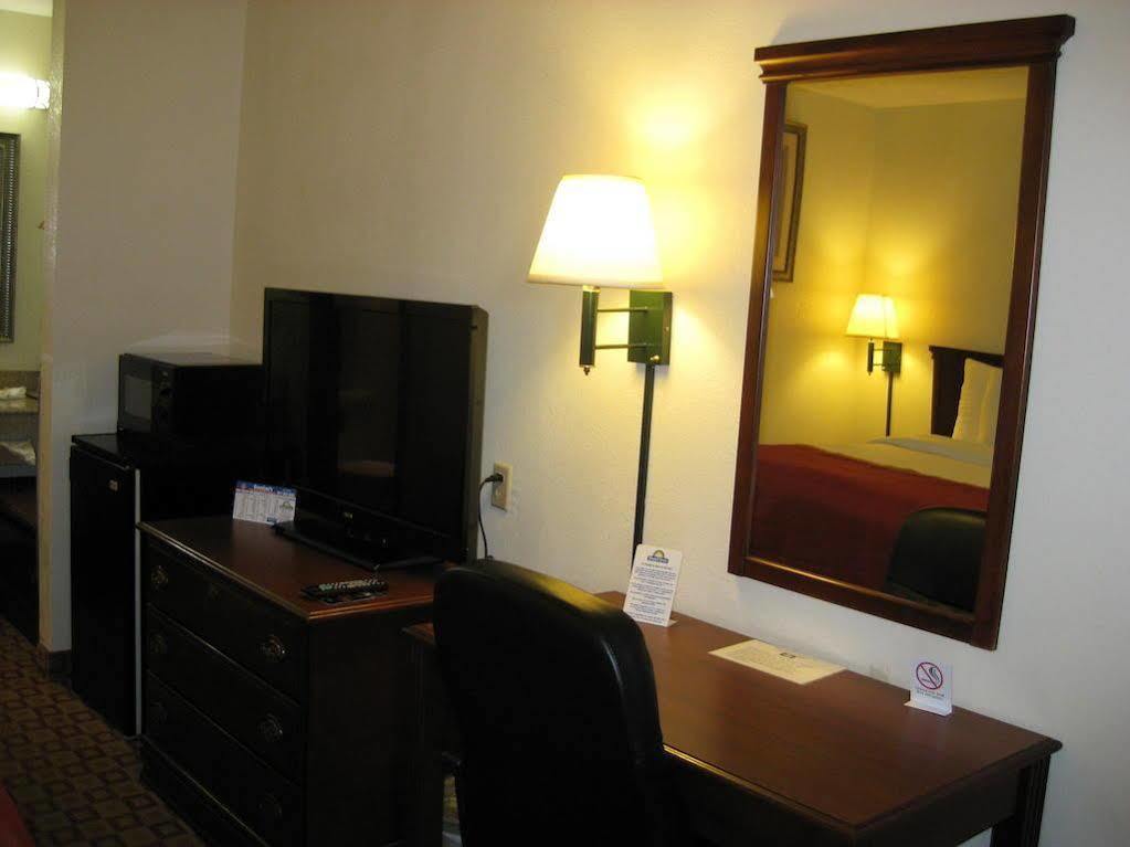 Days Inn By Wyndham Bloomington Luaran gambar
