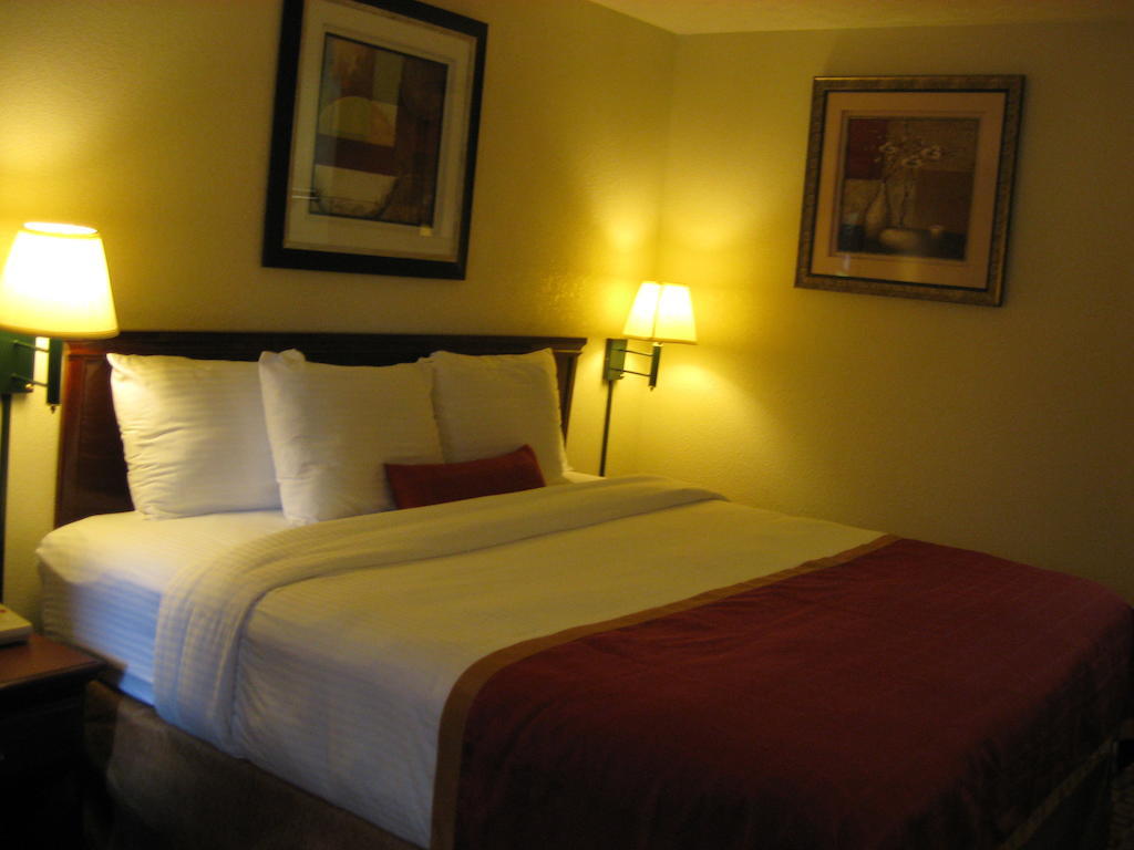 Days Inn By Wyndham Bloomington Luaran gambar